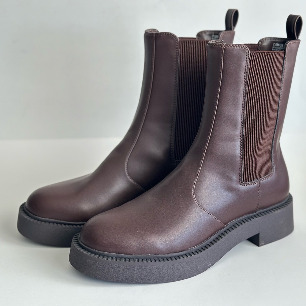 NEW BCBGeneration Women Brown Chelsea Bootie Shoes Size 7.5M GN263721